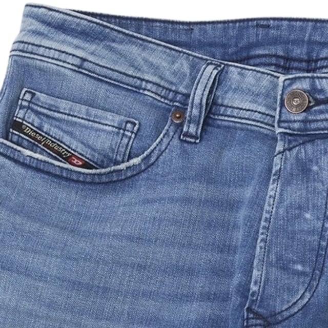 Diesel Thommer-r Lichtblauwe Denim Broek Verrijk je casual garderobe met de Diesel Thommer-R lichtblauwe denim broek, gemaakt van een hoogwaardige mix van 99% katoen en 1% elastaan voor comfort en duurzaamheid. Met een klassiek five-pocket-design biedt deze jeans zowel stijl als functionaliteit. De lichtblauwe wassing zorgt voor een frisse, veelzijdige look die moeiteloos met elke outfit combineert. De Thommer-R broek is ontworpen voor een moderne pasvorm en biedt een flatterend silhouet met bewegingsvrijheid. Deze denim broek is perfect voor dagelijks gebruik en combineert de kenmerkende kwaliteit van Diesel met een eigentijdse stijl, zodat je er de hele dag scherp uitziet en je zelfverzekerd voelt