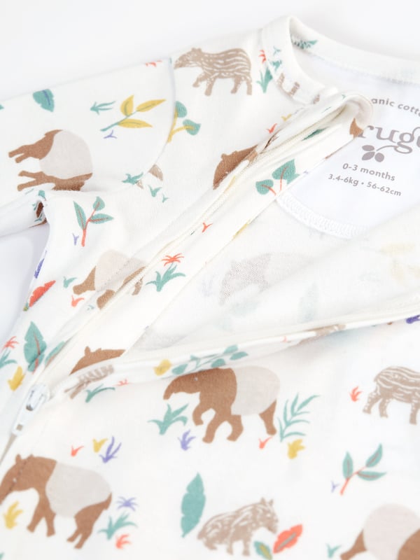 Footed babygrow with kimono style front opening for easy dressing. Features integral fold-back scratch mitts (up to 12M) and centre front popper fastening with helpful guide popper.GOTS Organic Certified by Soil Association Certification Licence Number DK22283. Part of the Frugi circular Recycle Me! Range, this garment can be recycled once it comes to the end of it's usable life