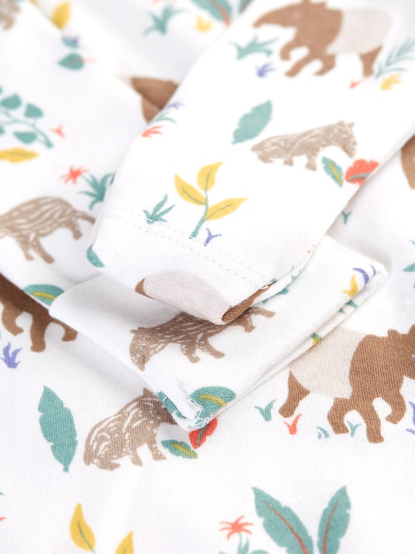Footed babygrow with kimono style front opening for easy dressing. Features integral fold-back scratch mitts (up to 12M) and centre front popper fastening with helpful guide popper.GOTS Organic Certified by Soil Association Certification Licence Number DK22283. Part of the Frugi circular Recycle Me! Range, this garment can be recycled once it comes to the end of it's usable life