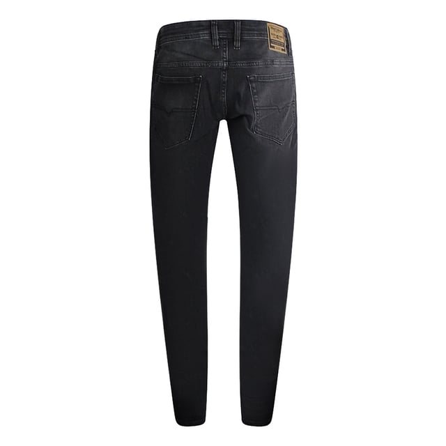 Verrijk je garderobe met de Diesel Safado-X Faded Black Denim Pants, gemaakt van een premium mix van 99% katoen en 1% elastaan voor ultiem comfort en duurzaamheid. Met een klassiek five-pocket-design biedt deze jeans zowel stijl als functionaliteit. De faded black finish voegt een moderne, stoere touch toe, perfect voor veelzijdig dagelijks gebruik. Ontworpen om te passen en flatteren, combineert hij de kenmerkende kwaliteit van Diesel met eigentijdse mode, waardoor hij een onmisbaar kledingstuk is voor iedereen die waarde hecht aan zowel comfort als een trendsettende stijl. Upgrade je denimcollectie met deze opvallende broek die moeiteloos functionaliteit en flair combineert
