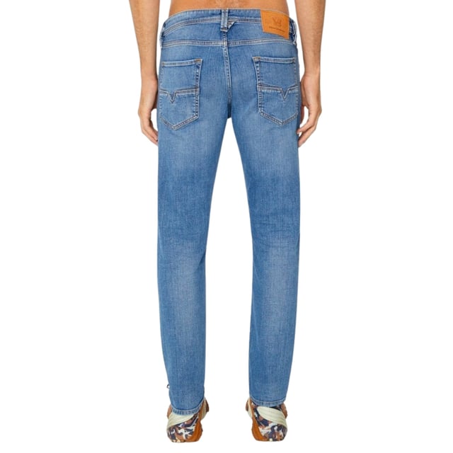 Ontdek de Diesel 1986 Larkee-Beex Blue Denim Pants, vakkundig vervaardigd voor mannen die waarde hechten aan zowel stijl als comfort. Deze broek is gemaakt van 99% katoen en 1% elastaan en biedt een perfecte balans tussen duurzaamheid en stretch, ideaal voor dagelijks gebruik. Met een klassiek five-pocket-ontwerp biedt de broek praktische opbergruimte en behoudt hij een tijdloze look. De authentieke blauwe denim finish voegt een veelzijdige touch toe aan je garderobe, ideaal voor casual uitjes of smart-casual gelegenheden. Verrijk je dagelijkse stijl met deze betrouwbare en modieuze Diesel jeans die traditioneel vakmanschap combineren met modern comfort