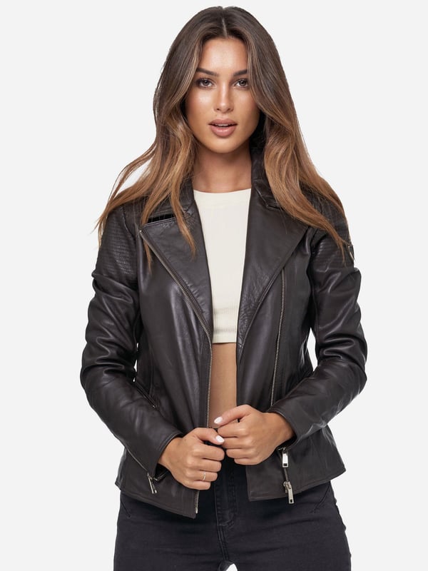 Tazzio Damen Lederjacke Artikelbeschreibung
Moderne & zeitlose Damen Lederjacke von Tazzio
Verschluss: Reißverschluss
Seitliche Reißverschlusstaschen
Eingelassene Brusttasche mit Reißverschluss
Schräger Reißverschluss
Reverskragen
Edle und hochwertige Knöpfe/Nieten
Ton-in-Ton-Nähte
Hochwertiges Material & bequem zu tragen
Ideale Echtlederjacke für das ganze Jahr
Passform
Passform: Slim Fit
Länge: Normale Länge
Ärmellänge: Langarm
Material & Pflege
Material: 100% Leder
Pflegehinweise: Lederreinigung (siehe bitte Etikett)
