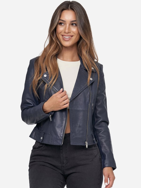 Tazzio Damen Lederjacke Artikelbeschreibung
Moderne & zeitlose Damen Lederjacke von Tazzio
Verschluss: Reißverschluss
Seitliche Reißverschlusstaschen
Eingelassene Brusttasche mit Reißverschluss
Schräger Reißverschluss
Reverskragen
Edle und hochwertige Knöpfe/Nieten
Ton-in-Ton-Nähte
Hochwertiges Material & bequem zu tragen
Ideale Echtlederjacke für das ganze Jahr
Passform
Passform: Slim Fit
Länge: Normale Länge
Ärmellänge: Langarm
Material & Pflege
Material: 100% Leder
Pflegehinweise: Lederreinigung (siehe bitte Etikett)