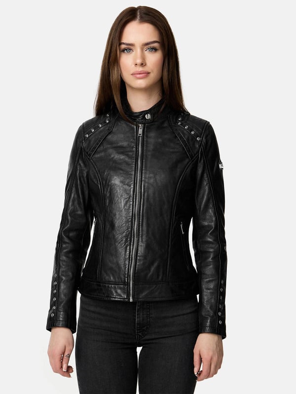 Artikelbeschreibung


	Moderne &amp; zeitlose Damen Lederjacke von Tazzio
	Verschluss: Reißverschluss
	Seitliche Reißverschlusstaschen
	Eingelassene Brusttasche mit Reißverschluss
	Edle und hochwertige Knöpfe/Nieten
	Ton-in-Ton-Nähte
	Hochwertiges Material &amp; bequem zu tragen
	Ideale Echtlederjacke für das ganze Jahr


Passform


	
Passform: Normal
	
Schnitt: Gerade
	
Länge: Normale Länge
	
Ärmellänge: Langarm


Material &amp; Pflege


	
Material: 100% Leder
	
Pflegehinweise: Lederreinigung (siehe bitte Etikett)