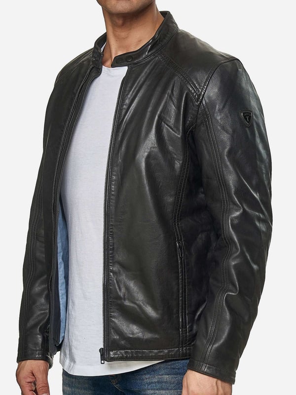 Moderne &amp; zeitlose Herren Lederjacke von TAZZIO 

Passform: normal &amp; bequem  

Verschluss: Reißverschluss

2 seitliche Eingrifftaschen &amp; 1 eingelassene Brusttasche mit Reißverschluss

Edle und hochwertige Knöpfe 

Hochwertiges Material &amp; bequem zu tragen 

Ideale Jacke für das ganze Jahr


GrößentabelleGröße S Brust (A) 57,5 cm / Länge (B) 69,5 cm / Armlänge (C) 66,5 cm / Handgelenk (D) 13,5cmGröße M Brust (A) 60 cm / Länge (B) 71 cm / Armlänge (C) 67 cm / Handgelenk (D) 13,75 cmGröße L Brust (A) 62,5 cm / Länge (B) 72,5 cm / Armlänge (C) 67,5 cm / Handgelenk (D) 14 cmGröße XL Brust (A) 65 cm / Länge (B) 74 cm / Armlänge (C)  68 cm / Handgelenk (D) 14,25 cmGröße XXL Brust (A) 67,5 cm / Länge (B) 75,5 cm / Armlänge (C) 68,5 cm / Handgelenk (D) 14,5 cmRichtwerte - hierbei handelt es sich um ca. Angaben zur Orientierung / (Toleranz ca. +/- 1-2cm)