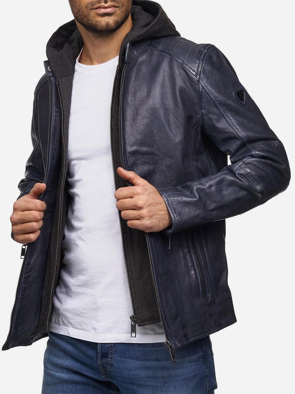Tazzio Herren Lederjacke Two-in-One Style Artikelbeschreibung
Moderne & zeitlose Herren Lederjacke von Tazzio
Biker Look im Two-in-One Hoodie Style
Innenleben & Kapuze abnehmbar mit Reißverschluss
Edle und hochwertige Knöpfe & Reißverschlüsse
Ton-in-Ton-Nähte
Hochwertiges Material & bequem zu tragen
Ideale Jacke für das ganze Jahr
Passform
Passform: Normal & bequem
Länge: Normale Länge
Ärmellänge: Langarm
Verschluss & Taschen
Verschluss: Reißverschluss
Taschen: Reißverschlusstaschen, eingelassene Innentasche
Material & Pflege
Obermaterial: 100% Leder, Kapuze: 90% Baumwolle, 10% Polyester
Pflegehinweise: Lederreinigung (siehe bitte Etikett)
Größentabelle
Größe S Brust (A) 57,5 cm / Länge (B) 69,5 cm / Armlänge (C) 66,5 cm / Handgelenk (D) 13,5cm
Größe M Brust (A) 60 cm / Länge (B) 71 cm / Armlänge (C) 67 cm / Handgelenk (D) 13,75 cm
Größe L Brust (A) 62,5 cm / Länge (B) 72,5 cm / Armlänge (C) 67,5 cm / Handgelenk (D) 14 cm
Größe XL Brust (A) 65 cm / Länge (B) 74 cm / Armlänge (C) 68 cm / Handgelenk (D) 14,25 cm
Größe XXL Brust (A) 67,5 cm / Länge (B) 75,5 cm / Armlänge (C) 68,5 cm / Handgelenk (D) 14,5 cm
Richtwerte - hierbei handelt es sich um ca. Angaben zur Orientierung / (Toleranz ca. +/- 1-2cm)