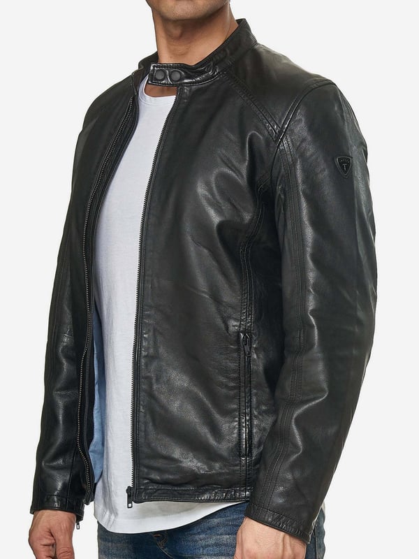 Moderne &amp; zeitlose Herren Lederjacke von TAZZIO 

Passform: normal &amp; bequem  

Verschluss: Reißverschluss

2 seitliche Eingrifftaschen &amp; 1 eingelassene Brusttasche mit Reißverschluss

Edle und hochwertige Knöpfe 

Hochwertiges Material &amp; bequem zu tragen 

Ideale Jacke für das ganze Jahr


GrößentabelleGröße S Brust (A) 57,5 cm / Länge (B) 69,5 cm / Armlänge (C) 66,5 cm / Handgelenk (D) 13,5cmGröße M Brust (A) 60 cm / Länge (B) 71 cm / Armlänge (C) 67 cm / Handgelenk (D) 13,75 cmGröße L Brust (A) 62,5 cm / Länge (B) 72,5 cm / Armlänge (C) 67,5 cm / Handgelenk (D) 14 cmGröße XL Brust (A) 65 cm / Länge (B) 74 cm / Armlänge (C)  68 cm / Handgelenk (D) 14,25 cmGröße XXL Brust (A) 67,5 cm / Länge (B) 75,5 cm / Armlänge (C) 68,5 cm / Handgelenk (D) 14,5 cmRichtwerte - hierbei handelt es sich um ca. Angaben zur Orientierung / (Toleranz ca. +/- 1-2cm)