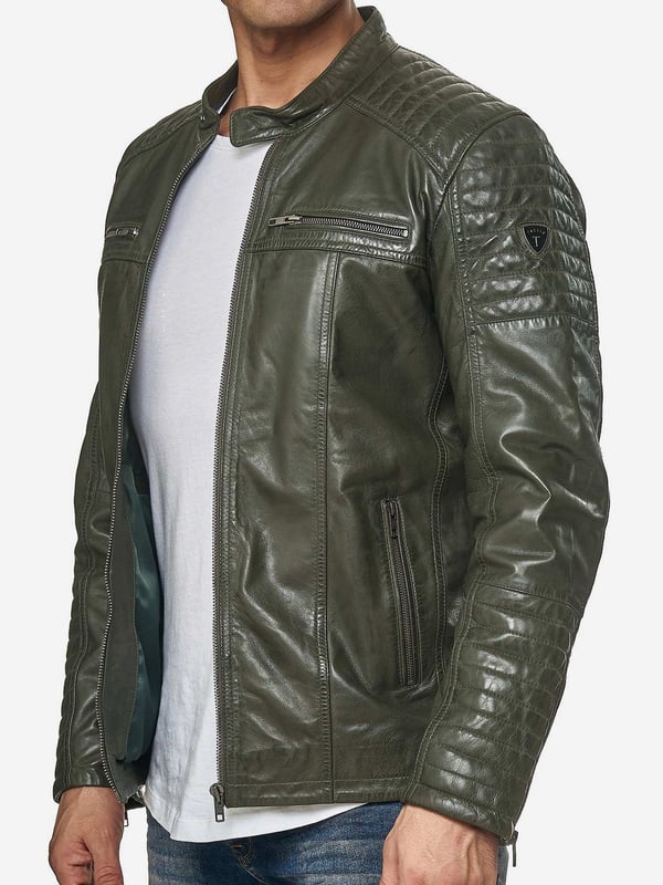 Tazzio Herren Jacke Lederjacke Biker Echtleder Moderne & zeitlose Herren Lederjacke von TAZZIO
Passform: normal & bequem
Verschluss: Reißverschluss
Biker-Look
2 seitliche Eingrifftaschen, 2 Brusttaschen & 1 eingelassene Brusttasche - mit Reißverschluss
Edle und hochwertige Knöpfe
Hochwertiges Material & bequem zu tragen
Ideale Jacke für das ganze Jahr
GrößentabelleGröße S Brust (A) 57,5 cm / Länge (B) 69,5 cm / Armlänge (C) 66,5 cm / Handgelenk (D) 13,5cmGröße M Brust (A) 60 cm / Länge (B) 71 cm / Armlänge (C) 67 cm / Handgelenk (D) 13,75 cmGröße L Brust (A) 62,5 cm / Länge (B) 72,5 cm / Armlänge (C) 67,5 cm / Handgelenk (D) 14 cmGröße XL Brust (A) 65 cm / Länge (B) 74 cm / Armlänge (C) 68 cm / Handgelenk (D) 14,25 cmGröße XXL Brust (A) 67,5 cm / Länge (B) 75,5 cm / Armlänge (C) 68,5 cm / Handgelenk (D) 14,5 cmRichtwerte - hierbei handelt es sich um ca. Angaben zur Orientierung / (Toleranz ca. +/- 1-2cm)