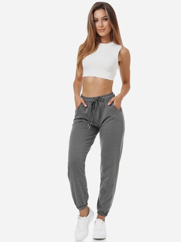 Tazzio Damen Jogginghose Moderne & zeitlose Damen Jogginghose von Tazzio
Passform: Regular Fit
Verschluss: Tunnelzugband, elastischer Bund
2 Eingrifftaschen
Hochwertiges Material & bequem zu tragen
Ideale Sporthose für das ganze Jahr