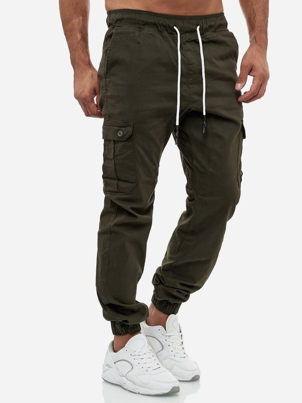 Artikelbeschreibung


	Moderne &amp; zeitlose&nbsp;Herren Jeans&nbsp;von Tazzio
	Verschluss:&nbsp;Tunnelzug
	Hosentaschen: Eingrifftaschen, Cargotaschen, Ges&auml;&szlig;taschen
	Stretchanteil f&uuml;r eine&nbsp;optimale Passform
	2 Taschen an den Beinseiten, via Knopf verschlie&szlig;bar
	Im Jogger-Stil
	Hochwertiges Material &amp; bequem zu tragen
	Ideale Hose f&uuml;r das ganze Jahr


Passform


	Passform:&nbsp;Regular Fit
	L&auml;nge: Kn&ouml;chellang
	Leibh&ouml;he: Normal


Material &amp; Pflege


	Material Oberstoff: 97% Baumwolle, 3% Elasthan
	Elastizit&auml;t: Leicht elastisch, elastischer Bund
	Pflegehinweise:&nbsp;Maschinenw&auml;sche