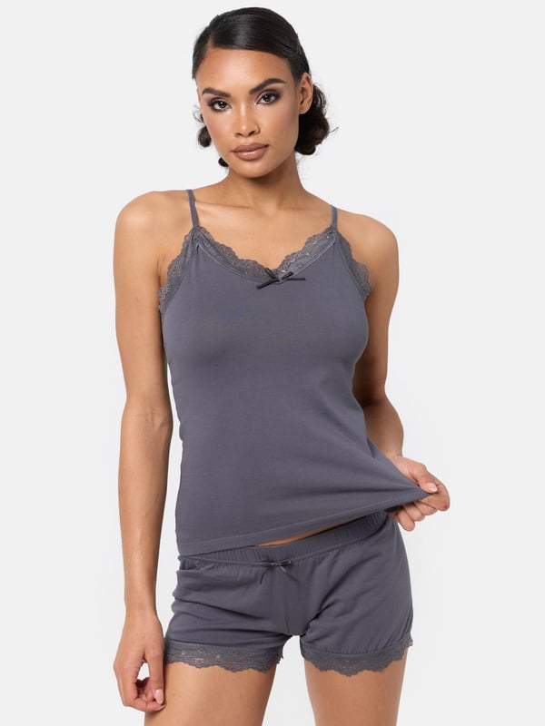 Artikelbeschreibung


	Damen Set 2er-Pack Unterhemden inkl. Panty von Tazzio
	Bequeme Unterhemden &amp; weiches Tragegefühl
	Optimaler Tragekomfort &amp; erstklassiger Sitz
	Elastisches Baumwollmaterial für einen bequemen Halt
	Set aus Unterhemd und Panty
	Hochwertige und softe Qualität


Passform Unterhemd


	
Passform: Schmal
	
Schnitt: Gerade
	
Ausschnitt: V-Ausschnitt
	
Ärmellänge: Spaghettiträger


Passform Panty


	
Passform: Schmal
	
Schnitt: Gerade
	
Leibhöhe: Normal


Material &amp; Pflege


	
Material Oberstoff: 95% Baumwolle, 5% Elasthan
	
Elastizität: Leicht elastisch
	
Pflegehinweise: Maschinenwäsche