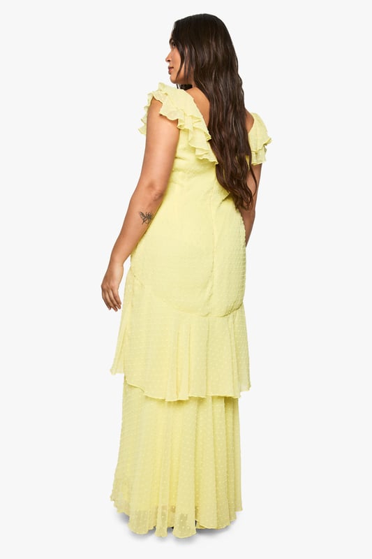 Plus dobby chiffon tiered maxi dress Textured dobby chiffon fabric with delicate dotted pattern throughout
Feminine cap sleeves with dainty ruffle trim detail
Elegant sweetheart neckline frames the dcolletage beautifully
Dramatic tiered design creates stunning movement and dimension
Floor-sweeping maxi length for a graceful silhouette
Make a statement at your next special occasion with this enchanting tiered maxi dress. The lightweight chiffon fabric creates an ethereal effect as you move, whilst the thoughtfully designed tiers add captivating volume and drama. Style with strappy metallic heels and a compact clutch as shown for formal events such as weddings or garden parties. For race day sophistication, pair with a fascinator and delicate jewellery. The versatile design works beautifully for graduations or evening soires when accessorised with bold cuffs and statement earrings. The inclusive plus sizing ensures a flattering fit that celebrates your curves, whilst the flowing silhouette offers both comfort and elegance throughout your special event. This Boohoo dress promises to be a cherished addition to your occasion wardrobe.