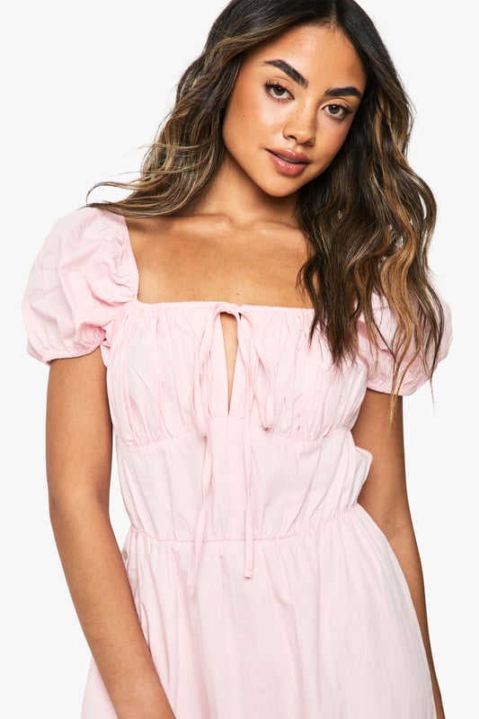 Cotton Poplin Tiered Maxi Dress Charming square neckline with delicate tie-front detail
Feminine puff sleeves for a romantic silhouette
Tiered maxi design creates beautiful movement and volume
Cotton poplin fabric offers breathable comfort for all-day wear
Flattering empire waistline that enhances your natural shape
This cotton poplin tiered maxi dress from Boohoo combines effortless style with day-long comfort. The dreamy silhouette features a square neckline and sweet puff sleeves that capture a romantic aesthetic perfect for summer days. Style with flat sandals and a woven tote for farmers' markets and brunch dates, or dress it up with espadrille wedges and statement earrings for garden parties and casual gatherings. The tiered design creates beautiful movement as you walk, while the breathable fabric keeps you cool during warmer weather. This versatile piece transitions seamlessly from daytime casual to evening relaxed events - simply switch your accessories to customise your look. Pair with a denim jacket for cooler evenings or wear alone to showcase the dress's beautiful structure and flow.