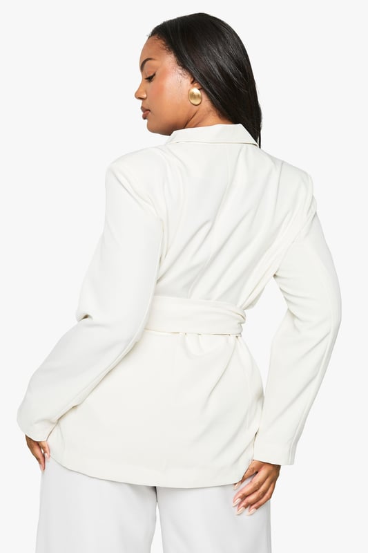 Dresses are the most-wanted wardrobe item for day-to-night dressing. From cool-tone whites to block brights, we've got the everyday skater dresses and party-ready bodycon styles that are perfect for transitioning from day to play. Minis, midis and maxis are our motto, with classic jersey always genius and printed cami dresses the season's killer cut - add skyscraper heels for a seriously statement look. Dress up or down in style with boohoo.