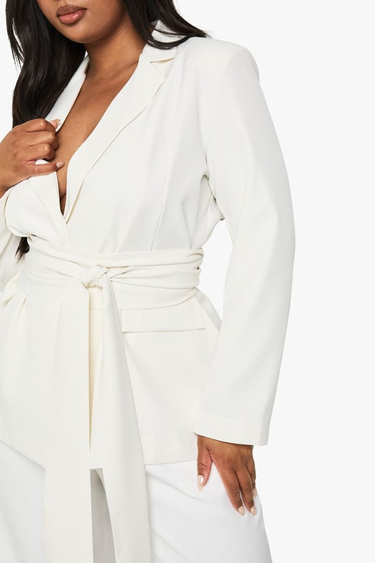 Dresses are the most-wanted wardrobe item for day-to-night dressing. From cool-tone whites to block brights, we've got the everyday skater dresses and party-ready bodycon styles that are perfect for transitioning from day to play. Minis, midis and maxis are our motto, with classic jersey always genius and printed cami dresses the season's killer cut - add skyscraper heels for a seriously statement look. Dress up or down in style with boohoo.