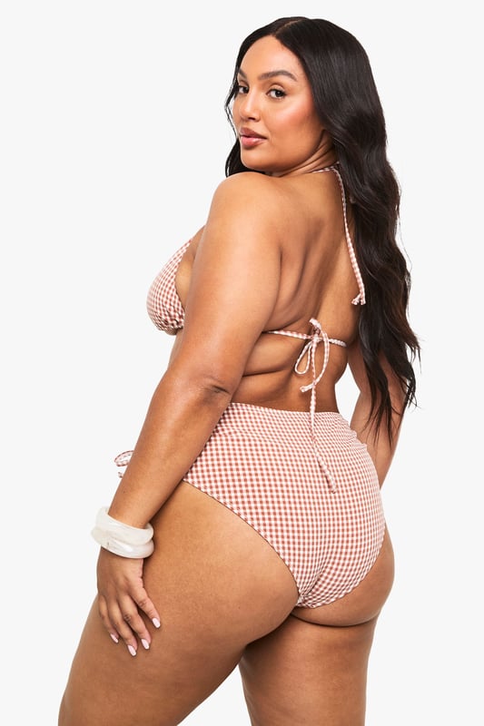 Plus Seersucker Gingham Tie Front Triangle Bikini Top boohoo PlusYou’ll find full on fashion for the fuller figure with the boohoo Plus range. Delivering directional designs for UK sizes 16 to 24, this ultra-flattering collection combines perfectly proportioned fits with statement styles so that you can stay on top of this season’s trends.