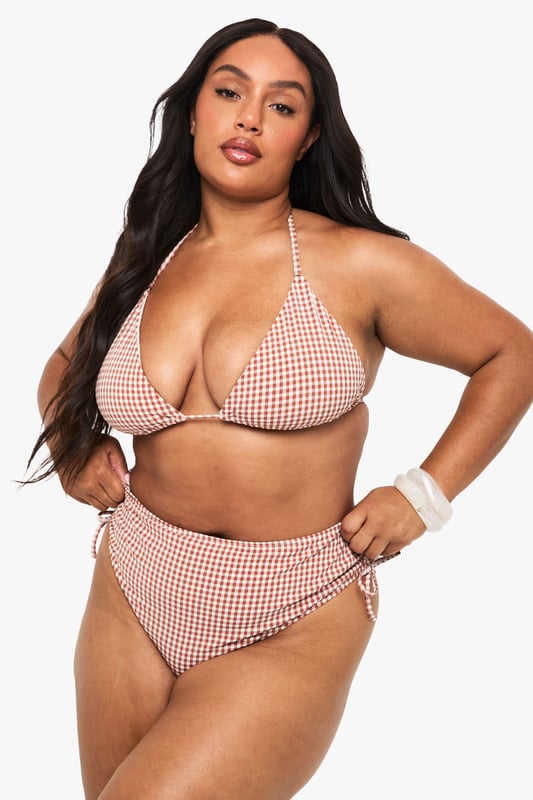 Plus Seersucker Gingham Tie Front Triangle Bikini Top boohoo PlusYou’ll find full on fashion for the fuller figure with the boohoo Plus range. Delivering directional designs for UK sizes 16 to 24, this ultra-flattering collection combines perfectly proportioned fits with statement styles so that you can stay on top of this season’s trends.