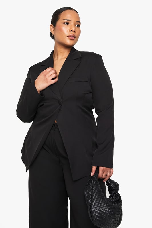 Plus Woven Tailored Wrap Blazer Chic wrap-style blazer with a flattering silhouette
Notched lapels for a classic touch
Long sleeves with subtle shoulder padding
Single-button fastening for a streamlined look
Versatile design suitable for various occasions
Make a statement in this sophisticated Plus Wickel-Blazer from Boohoo. Perfect for the fashion-forward woman who wants to turn heads on a night out, this blazer combines timeless elegance with contemporary flair. The wrap-style design creates a flattering silhouette, while the single-button fastening ensures a sleek, streamlined look. Style it with wide-leg trousers and strappy heels for a chic ensemble that's ready for drinks with the girls or a night at the club. For a more casual vibe, pair it with your favourite jeans and trainers. The versatility of this blazer makes it a must-have addition to your wardrobe, easily transitioning from day to night. Whether you're meeting friends for cocktails or heading to a trendy bar, this Boohoo blazer will help you radiate confidence and style.