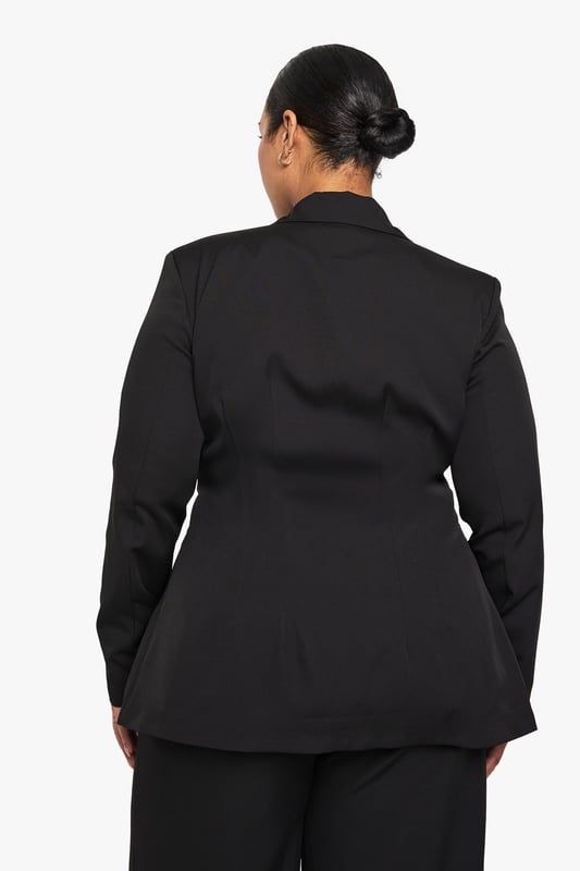 Plus Woven Tailored Wrap Blazer Chic wrap-style blazer with a flattering silhouette
Notched lapels for a classic touch
Long sleeves with subtle shoulder padding
Single-button fastening for a streamlined look
Versatile design suitable for various occasions
Make a statement in this sophisticated Plus Wickel-Blazer from Boohoo. Perfect for the fashion-forward woman who wants to turn heads on a night out, this blazer combines timeless elegance with contemporary flair. The wrap-style design creates a flattering silhouette, while the single-button fastening ensures a sleek, streamlined look. Style it with wide-leg trousers and strappy heels for a chic ensemble that's ready for drinks with the girls or a night at the club. For a more casual vibe, pair it with your favourite jeans and trainers. The versatility of this blazer makes it a must-have addition to your wardrobe, easily transitioning from day to night. Whether you're meeting friends for cocktails or heading to a trendy bar, this Boohoo blazer will help you radiate confidence and style.