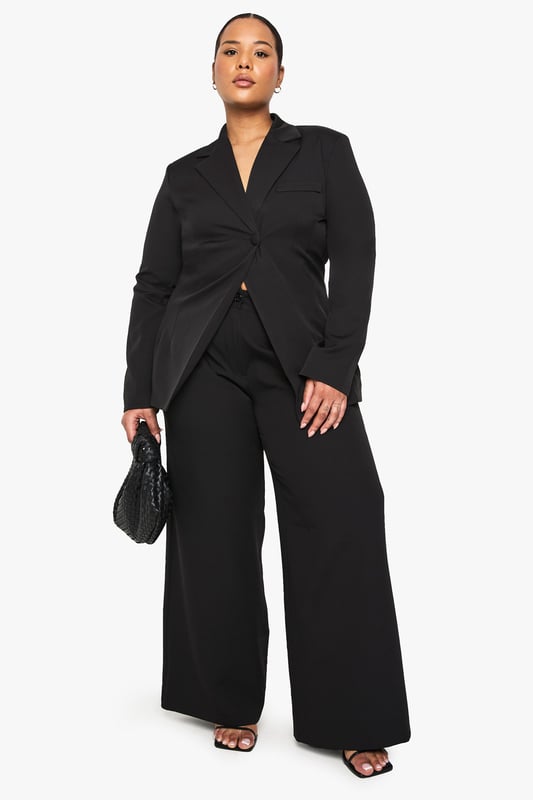 Plus Woven Tailored Wrap Blazer Chic wrap-style blazer with a flattering silhouette
Notched lapels for a classic touch
Long sleeves with subtle shoulder padding
Single-button fastening for a streamlined look
Versatile design suitable for various occasions
Make a statement in this sophisticated Plus Wickel-Blazer from Boohoo. Perfect for the fashion-forward woman who wants to turn heads on a night out, this blazer combines timeless elegance with contemporary flair. The wrap-style design creates a flattering silhouette, while the single-button fastening ensures a sleek, streamlined look. Style it with wide-leg trousers and strappy heels for a chic ensemble that's ready for drinks with the girls or a night at the club. For a more casual vibe, pair it with your favourite jeans and trainers. The versatility of this blazer makes it a must-have addition to your wardrobe, easily transitioning from day to night. Whether you're meeting friends for cocktails or heading to a trendy bar, this Boohoo blazer will help you radiate confidence and style.