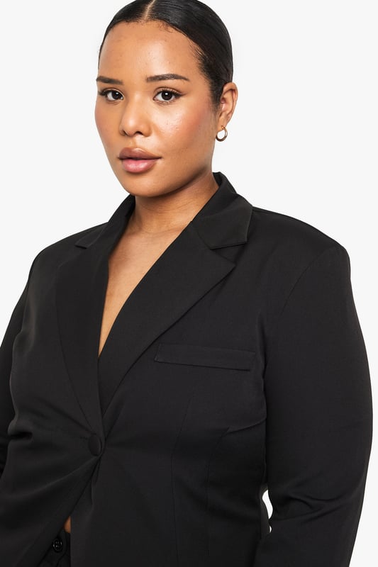 Plus Woven Tailored Wrap Blazer Chic wrap-style blazer with a flattering silhouette
Notched lapels for a classic touch
Long sleeves with subtle shoulder padding
Single-button fastening for a streamlined look
Versatile design suitable for various occasions
Make a statement in this sophisticated Plus Wickel-Blazer from Boohoo. Perfect for the fashion-forward woman who wants to turn heads on a night out, this blazer combines timeless elegance with contemporary flair. The wrap-style design creates a flattering silhouette, while the single-button fastening ensures a sleek, streamlined look. Style it with wide-leg trousers and strappy heels for a chic ensemble that's ready for drinks with the girls or a night at the club. For a more casual vibe, pair it with your favourite jeans and trainers. The versatility of this blazer makes it a must-have addition to your wardrobe, easily transitioning from day to night. Whether you're meeting friends for cocktails or heading to a trendy bar, this Boohoo blazer will help you radiate confidence and style.