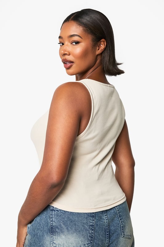 PLUS RIB SCOOP NECK RACER BACK VEST TOP Ribbed texture for added visual interest and comfortable stretch
Flattering scoop neckline frames the dcolletage beautifully
Sleeveless racer design offers unrestricted movement
Figure-hugging fit showcases your curves with confidence
Versatile length perfect for tucking or wearing untucked
This ribbed racer top from Boohoo is the essential foundation piece your wardrobe craves. The sleek, body-contouring silhouette pairs effortlessly with virtually anything - style with wide-leg jeans and trainers for casual coffee dates, or tuck into a high-waisted skirt with heels for evening drinks. The scoop neckline adds a feminine touch while the ribbed fabric offers just the right amount of stretch for all-day comfort. As seen on our model, try layering with an oversized shirt tied at the waist for an on-trend athleisure look that transitions seamlessly from running errands to casual meetups. This plus-size staple works brilliantly year-round - wear solo during warmer months or as a layering piece when temperatures drop.