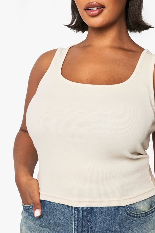 PLUS RIB SCOOP NECK RACER BACK VEST TOP Ribbed texture for added visual interest and comfortable stretch
Flattering scoop neckline frames the dcolletage beautifully
Sleeveless racer design offers unrestricted movement
Figure-hugging fit showcases your curves with confidence
Versatile length perfect for tucking or wearing untucked
This ribbed racer top from Boohoo is the essential foundation piece your wardrobe craves. The sleek, body-contouring silhouette pairs effortlessly with virtually anything - style with wide-leg jeans and trainers for casual coffee dates, or tuck into a high-waisted skirt with heels for evening drinks. The scoop neckline adds a feminine touch while the ribbed fabric offers just the right amount of stretch for all-day comfort. As seen on our model, try layering with an oversized shirt tied at the waist for an on-trend athleisure look that transitions seamlessly from running errands to casual meetups. This plus-size staple works brilliantly year-round - wear solo during warmer months or as a layering piece when temperatures drop.