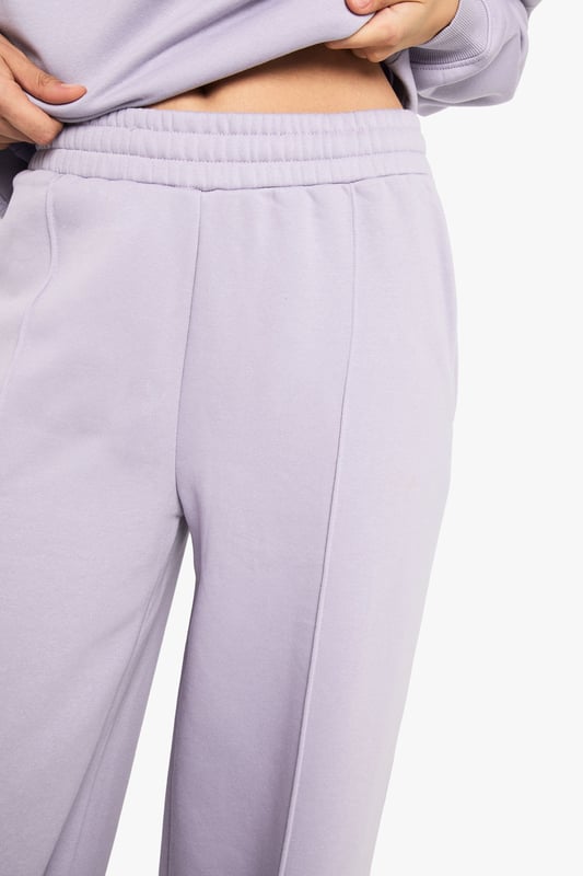 Straight leg joggers featuring distinctive pintuck detailing for a structured silhouette
        Soft fleece-back fabric offers comfort without compromising on style
        High-rise waistband provides a flattering fit and excellent support
        Relaxed straight leg cut allows for effortless movement throughout the day
        Versatile design perfect for creating both casual and athleisure looks
    
    These straight leg pintuck joggers from Boohoo combine comfort with contemporary style for the fashion-forward woman. The structured pintuck detailing adds a refined touch to the classic jogger silhouette, making them suitable for more than just lounging at home. Style them with the matching hoodie as seen on our model for an on-trend coordinated look, or dress them up with a fitted bodysuit and trainers for casual outings. The straight leg cut offers a more polished alternative to traditional tapered joggers, while the soft fleece-back fabric ensures all-day comfort. Perfect for weekend brunches, running errands, or casual meet-ups with friends. Add a tote bag and minimal jewellery to complete the look. These joggers strike the ideal balance between relaxed and put-together, making them an essential addition to your casual wardrobe.