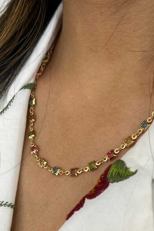 A stunning statement piece featuring interlinked square-shaped crystals in a dazzling array of colors. Perfect for adding a pop of brightness to any outfit, this necklace combines elegance with a bold, modern aesthetic.
Colour: Gold/ Multi
Zinc alloy
Stone: Crystal
Length 38cm + 8cm
SKU:JE404101