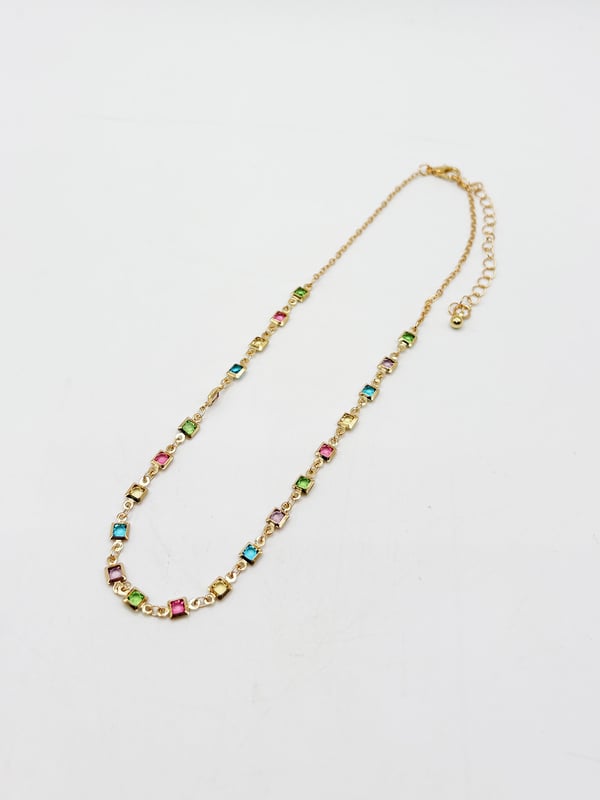 A stunning statement piece featuring interlinked square-shaped crystals in a dazzling array of colors. Perfect for adding a pop of brightness to any outfit, this necklace combines elegance with a bold, modern aesthetic.
Colour: Gold/ Multi
Zinc alloy
Stone: Crystal
Length 38cm + 8cm
SKU:JE404101