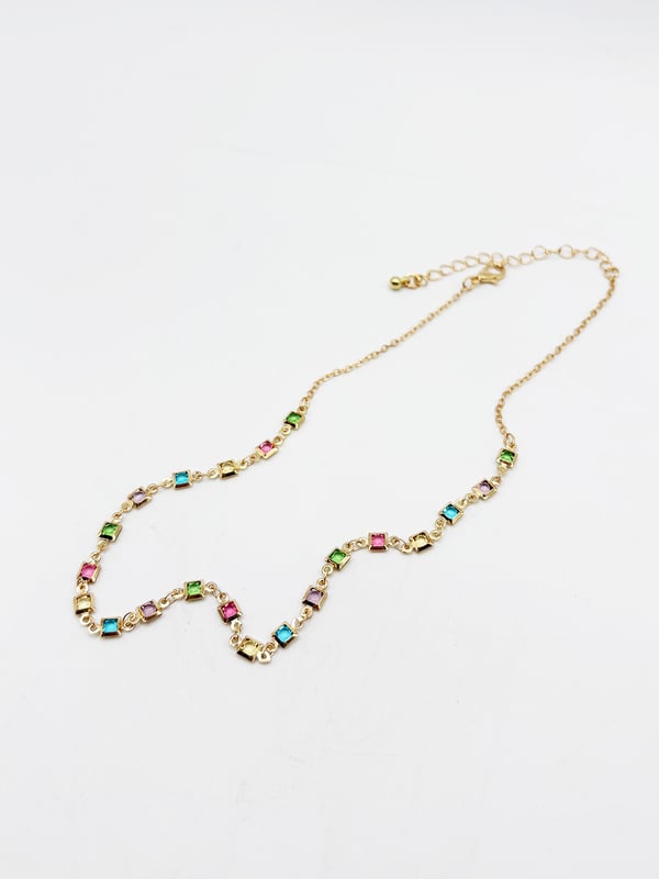 A stunning statement piece featuring interlinked square-shaped crystals in a dazzling array of colors. Perfect for adding a pop of brightness to any outfit, this necklace combines elegance with a bold, modern aesthetic.
Colour: Gold/ Multi
Zinc alloy
Stone: Crystal
Length 38cm + 8cm
SKU:JE404101