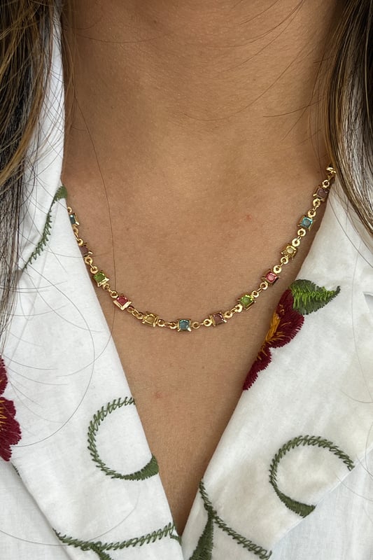 A stunning statement piece featuring interlinked square-shaped crystals in a dazzling array of colors. Perfect for adding a pop of brightness to any outfit, this necklace combines elegance with a bold, modern aesthetic.
Colour: Gold/ Multi
Zinc alloy
Stone: Crystal
Length 38cm + 8cm
SKU:JE404101