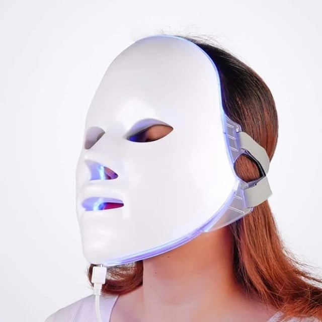 ErthSkin Skin Retreat & Renew Light Therapy Face Mask The LED Light Facial Beauty Mask utilizes advanced photodynamic technology to deeply penetrate the skin, stimulating collagen production, minimizing fine lines, enhancing skin elasticity, and addressing a variety of skin concerns. Equipped with seven light modes—red, blue, green, yellow, purple, turquoise, and laser blue—it delivers targeted skincare benefits such as acne reduction, skin rejuvenation, and brightening. This safe, non-invasive, and user-friendly mask promotes healthier skin through low-energy pure light therapy.
Steps for Use:
1. Cleanse your face thoroughly and allow it to air dry or gently pat it dry with a soft towel, avoiding harsh rubbing.
2. Attach the elastic bands to the mask and connect it to the power control box.
3. Press and hold the power button for 3 seconds to turn it on; use short presses to switch between light modes.
4. Position the mask comfortably on your face and secure the straps around your ears.
5. Relax and use the mask for 15-30 minutes, avoiding activities like reading or screen time.
6. After the session, remove the mask, cleanse your face, and store the device safely.
7. For optimal results, pair with your preferred skincare products or a disposable mask.
