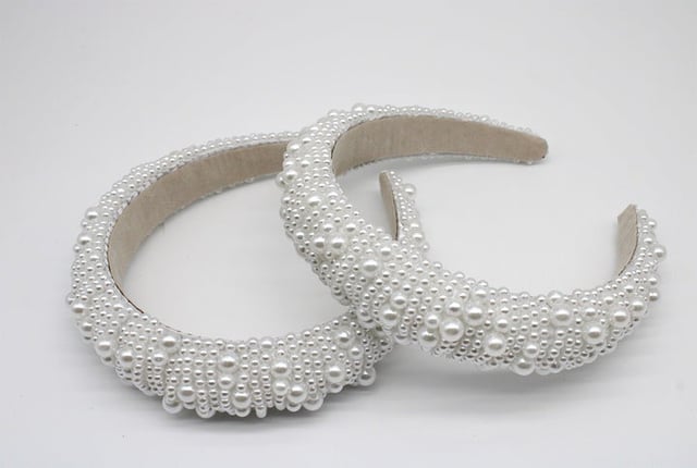 Elevate any occasion with our pearl headband collection. Perfect for bridal parties, formal gatherings, and timeless moments of elegance.
Width at the Thickest Point = 3.3cm approx.
Width at the Thinnest Point (Edge) = 2.1cm approx.
HA301307. Colour: White