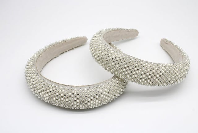 Elevate any occasion with our pearl headband collection. Perfect for bridal parties, formal gatherings, and timeless moments of elegance.
Width at the Thickest Point = 3.3cm approx.
Width at the Thinnest Point (Edge) = 2.1cm approx.
HA301533. Colour: Ivory