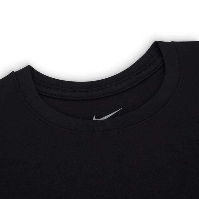 Details
Zachte en rekbare, hoogwaardige katoenen stof
Geribde ronde hals en korte mouwen
Interne nektaping voor extra duurzaamheid
Geborduurd Nike Swoosh-logo
Verpakt per 3 stuks