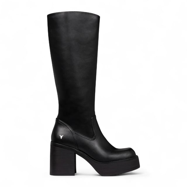 Realza tu look con las botas de plataforma hasta la rodilla Windsor Smith Niche. Diseñadas con una elegante parte superior y forro sin piel, estas botas hasta la rodilla combinan un estilo audaz con comodidad y funcionalidad. El tacón de bloque de 90 mm y la plataforma de 35 mm proporcionan altura y estabilidad, mientras que la suave punta cuadrada añade un toque moderno. Una cremallera interior completa con el característico tirador de cremallera en forma de toro facilita su uso. Acabadas con una resistente suela de goma y tacones de plataforma forrados en piel, estas botas son perfectas para un estilo que marca la diferencia. Parte superior: Piel sintética. Forro: Sintético. Suela: Goma. Altura: Hasta la rodilla. Altura del tacón: 90 mm (9 cm). Altura de la plataforma: 35 mm (3,5 cm). Cierre: Cremallera interior completa con tirador en forma de toro. Punta: Cuadrada suave. Tipo de tacón: Tacón de bloque. Detalles: Tacones de plataforma forrados en piel.