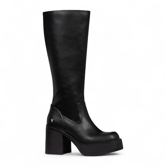 Realza tu look con las botas de plataforma hasta la rodilla Windsor Smith Niche. Diseñadas con una elegante parte superior y forro sin piel, estas botas hasta la rodilla combinan un estilo audaz con comodidad y funcionalidad. El tacón de bloque de 90 mm y la plataforma de 35 mm proporcionan altura y estabilidad, mientras que la suave punta cuadrada añade un toque moderno. Una cremallera interior completa con el característico tirador de cremallera en forma de toro facilita su uso. Acabadas con una resistente suela de goma y tacones de plataforma forrados en piel, estas botas son perfectas para un estilo que marca la diferencia. Parte superior: Piel sintética. Forro: Sintético. Suela: Goma. Altura: Hasta la rodilla. Altura del tacón: 90 mm (9 cm). Altura de la plataforma: 35 mm (3,5 cm). Cierre: Cremallera interior completa con tirador en forma de toro. Punta: Cuadrada suave. Tipo de tacón: Tacón de bloque. Detalles: Tacones de plataforma forrados en piel.