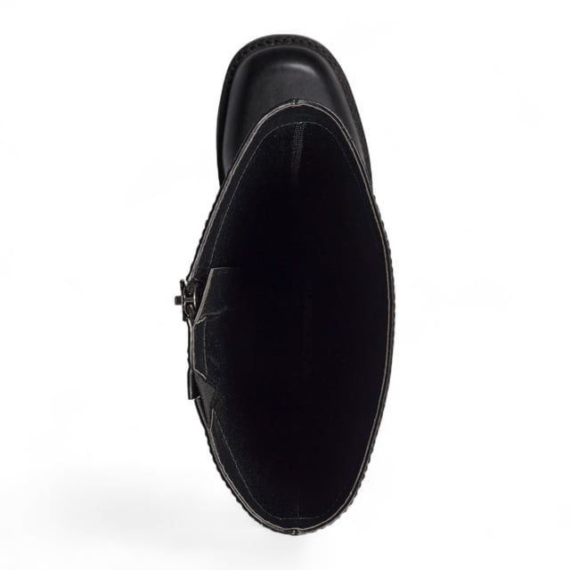 Realza tu look con las botas de plataforma hasta la rodilla Windsor Smith Niche. Diseñadas con una elegante parte superior y forro sin piel, estas botas hasta la rodilla combinan un estilo audaz con comodidad y funcionalidad. El tacón de bloque de 90 mm y la plataforma de 35 mm proporcionan altura y estabilidad, mientras que la suave punta cuadrada añade un toque moderno. Una cremallera interior completa con el característico tirador de cremallera en forma de toro facilita su uso. Acabadas con una resistente suela de goma y tacones de plataforma forrados en piel, estas botas son perfectas para un estilo que marca la diferencia. Parte superior: Piel sintética. Forro: Sintético. Suela: Goma. Altura: Hasta la rodilla. Altura del tacón: 90 mm (9 cm). Altura de la plataforma: 35 mm (3,5 cm). Cierre: Cremallera interior completa con tirador en forma de toro. Punta: Cuadrada suave. Tipo de tacón: Tacón de bloque. Detalles: Tacones de plataforma forrados en piel.