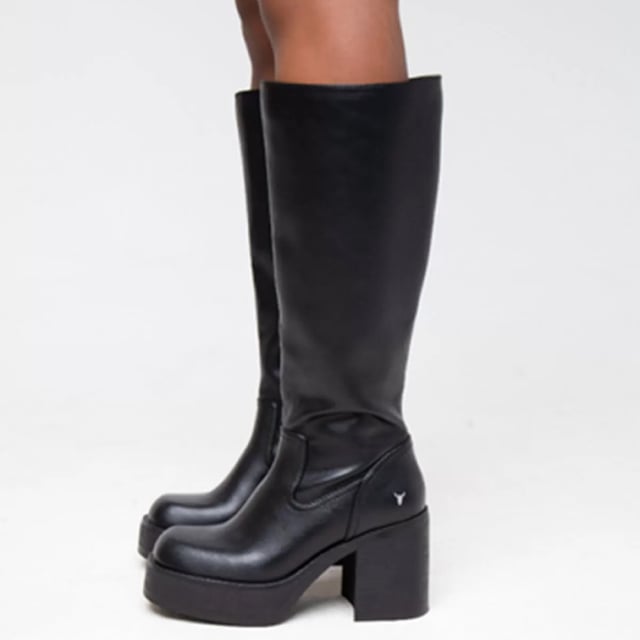 Realza tu look con las botas de plataforma hasta la rodilla Windsor Smith Niche. Diseñadas con una elegante parte superior y forro sin piel, estas botas hasta la rodilla combinan un estilo audaz con comodidad y funcionalidad. El tacón de bloque de 90 mm y la plataforma de 35 mm proporcionan altura y estabilidad, mientras que la suave punta cuadrada añade un toque moderno. Una cremallera interior completa con el característico tirador de cremallera en forma de toro facilita su uso. Acabadas con una resistente suela de goma y tacones de plataforma forrados en piel, estas botas son perfectas para un estilo que marca la diferencia. Parte superior: Piel sintética. Forro: Sintético. Suela: Goma. Altura: Hasta la rodilla. Altura del tacón: 90 mm (9 cm). Altura de la plataforma: 35 mm (3,5 cm). Cierre: Cremallera interior completa con tirador en forma de toro. Punta: Cuadrada suave. Tipo de tacón: Tacón de bloque. Detalles: Tacones de plataforma forrados en piel.