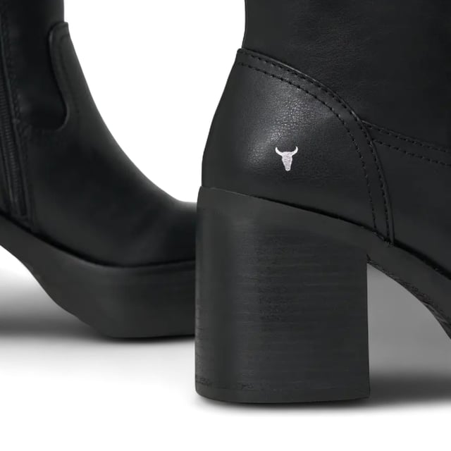 Realza tu look con las botas de plataforma hasta la rodilla Windsor Smith Niche. Diseñadas con una elegante parte superior y forro sin piel, estas botas hasta la rodilla combinan un estilo audaz con comodidad y funcionalidad. El tacón de bloque de 90 mm y la plataforma de 35 mm proporcionan altura y estabilidad, mientras que la suave punta cuadrada añade un toque moderno. Una cremallera interior completa con el característico tirador de cremallera en forma de toro facilita su uso. Acabadas con una resistente suela de goma y tacones de plataforma forrados en piel, estas botas son perfectas para un estilo que marca la diferencia. Parte superior: Piel sintética. Forro: Sintético. Suela: Goma. Altura: Hasta la rodilla. Altura del tacón: 90 mm (9 cm). Altura de la plataforma: 35 mm (3,5 cm). Cierre: Cremallera interior completa con tirador en forma de toro. Punta: Cuadrada suave. Tipo de tacón: Tacón de bloque. Detalles: Tacones de plataforma forrados en piel.