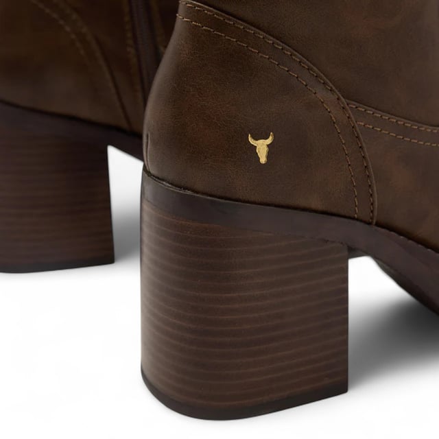Elevate your look with the Windsor Smith Niche knee high platform boots. Designed with a sleek non-leather upper and lining, these knee-high boots combine bold style with comfort and functionality. The 90 mm block heel and 35 mm platform provide height and stability, while the soft square toe adds a modern touch. A full-length inside zipper with a signature bull zip puller makes for easy wear. Finished with a durable rubber outsole and leather-covered platform heels, these boots are perfect for statement-making style.

Upper: Faux Leather
Lining: Synthetic
Sole: Rubber
Height: Knee-High
Heel Height: 90 mm (9 cm)
Platform Height: 35 mm (3.5 cm)
Closure: Full-length inside zipper with bull puller
Toe: Soft Square
Heel Type: Block heel
Details: Leather-covered platform heels