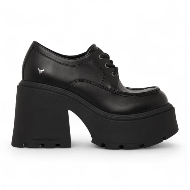 Trek de aandacht met de Windsor Smith Starcrossed platformschoenen - de ultieme combinatie van attitude en lengte. Deze dikke veterschoenen met een strak bovenwerk van zwart leer zijn voorzien van de kenmerkende noppenzool van het merk, die zowel grip als een opvallende stijl biedt. De ronde neus en lichtgewicht TPR-constructie zorgen voor comfort, terwijl de torenhoge hak van 12 cm en het platform van 5,3 cm je maximale lift geven. Afgewerkt met het iconische stierenlogo van Windsor Smith op het bovenwerk, zijn ze ontworpen voor een onverschrokken, modieuze look. Bovenwerk: Leer Voering: Niet-leer Zool: Lichtgewicht TPR (met noppen) Sluiting: Veter Teen: Rond Platform Hoogte: 5,3 cm Hakhoogte: 12 cm Kenmerken: Dikke zool, stierenlogo