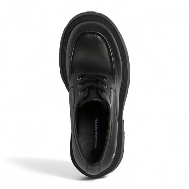 Trek de aandacht met de Windsor Smith Starcrossed platformschoenen - de ultieme combinatie van attitude en lengte. Deze dikke veterschoenen met een strak bovenwerk van zwart leer zijn voorzien van de kenmerkende noppenzool van het merk, die zowel grip als een opvallende stijl biedt. De ronde neus en lichtgewicht TPR-constructie zorgen voor comfort, terwijl de torenhoge hak van 12 cm en het platform van 5,3 cm je maximale lift geven. Afgewerkt met het iconische stierenlogo van Windsor Smith op het bovenwerk, zijn ze ontworpen voor een onverschrokken, modieuze look. Bovenwerk: Leer Voering: Niet-leer Zool: Lichtgewicht TPR (met noppen) Sluiting: Veter Teen: Rond Platform Hoogte: 5,3 cm Hakhoogte: 12 cm Kenmerken: Dikke zool, stierenlogo