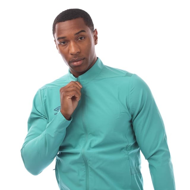 Heren Umbro Premier Presentation Jacket in groenblauw.- Opstaande kraag.- Volledige ritssluiting.- Zijzakken.- Opgezette manchetten. - Bedrukte merkopdruk.- Aansluitende zoom.- 100% polyester.- Ref: 99089UKYF