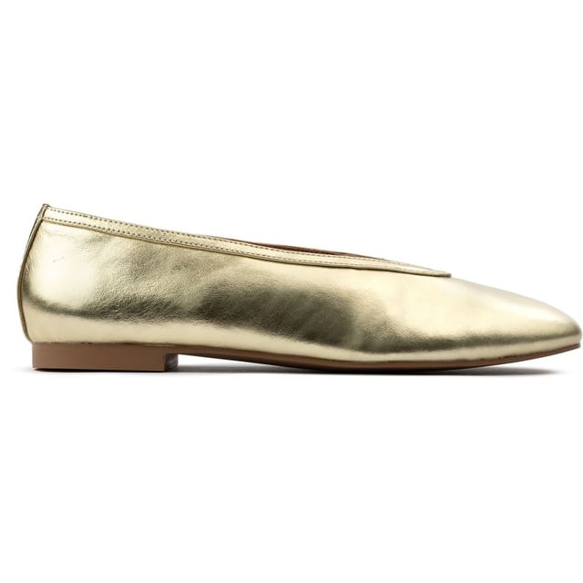 Add some Midas elegance to your look with the golden Bibi Lou Zira ballerinas. Crafted from supple metallic leather, with a chic rounded toe and accented by a gleaming golden sheen, these slip-on loafers pair a confident 2.5cm block heel with a classic, vogue penny-loafer style. Slip into this refined staple, where style meets sophistication.