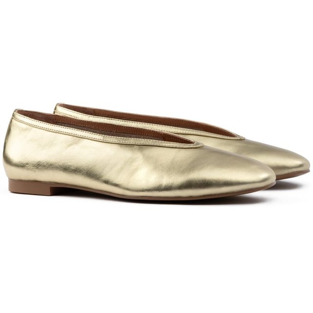 Add some Midas elegance to your look with the golden Bibi Lou Zira ballerinas. Crafted from supple metallic leather, with a chic rounded toe and accented by a gleaming golden sheen, these slip-on loafers pair a confident 2.5cm block heel with a classic, vogue penny-loafer style. Slip into this refined staple, where style meets sophistication.