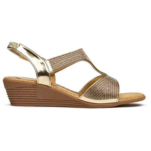 Sandalias cuña Solesister dana para mujer en metálico, fabricadas con materiales sintéticos y una suela sintética. Presentan: punta redonda, forro y plantilla sintéticos y detalle de tira elástica en el talón.