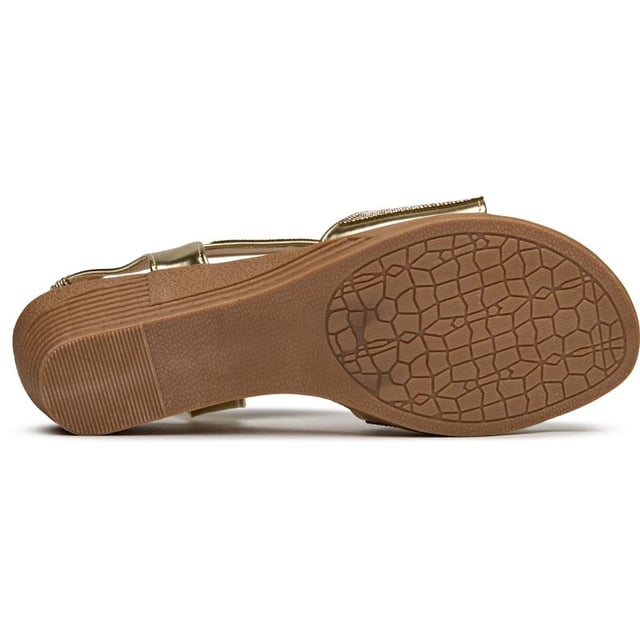 Sandalias cuña Solesister dana para mujer en metálico, fabricadas con materiales sintéticos y una suela sintética. Presentan: punta redonda, forro y plantilla sintéticos y detalle de tira elástica en el talón.
