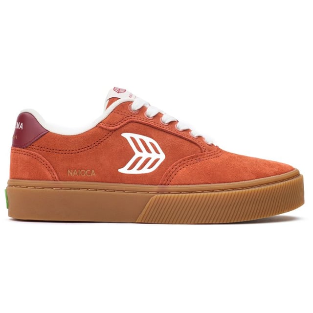Spring in deze Cariuma Naioca trainers voor een eco-vriendelijke stijl en comfort. Ze hebben een zachte suede bovenkant, in een lichtgewicht silhouet, organische katoen veters, een gewatteerde memory foam binnenzool voor casual comfort en een stevige rubberen zool voor grip. Omarm coole, ontspannen ontwerpen met een goed geweten en geef je garderobe een boost met deze merk skater sneakers.